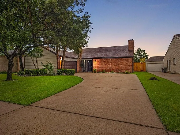 11423 Wickersham Ln — Photo 2