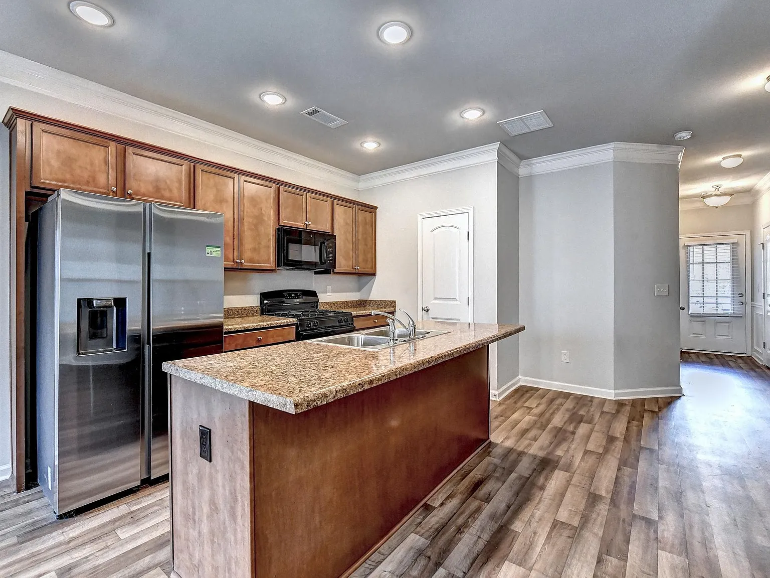 3 bed, 1451 sqft, $1,745 — Photo 3