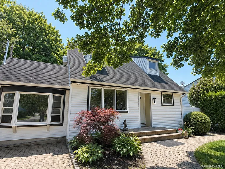 196 Sterling St — Photo 1