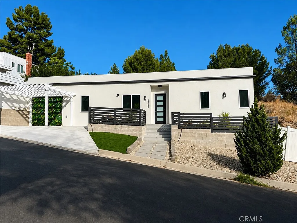 3 bed, 1000 sqft, $4,300 — Photo 1