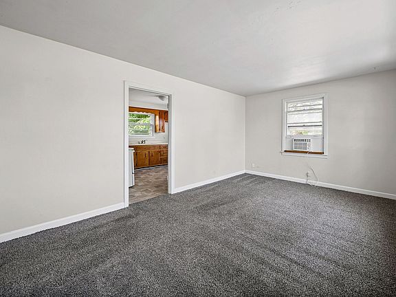3rd image of 400 Highland Cir