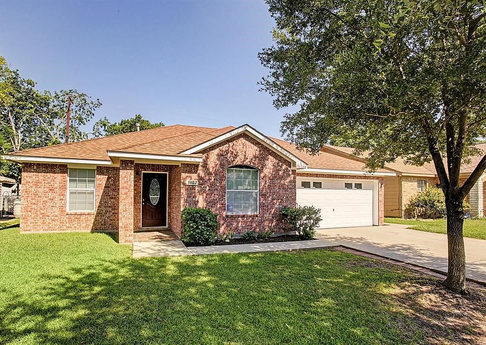 Well built inner loop home, located close to Hobby Airport, with easy access to several major freeways.
