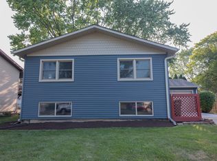 44 Redwood Trl, Wheeling, IL 60090