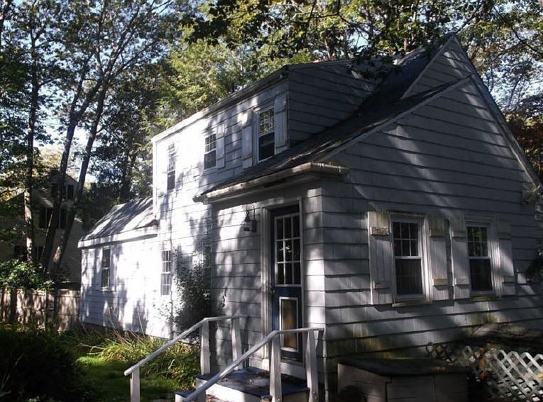 2nd image of 64 Oakhurst Rd