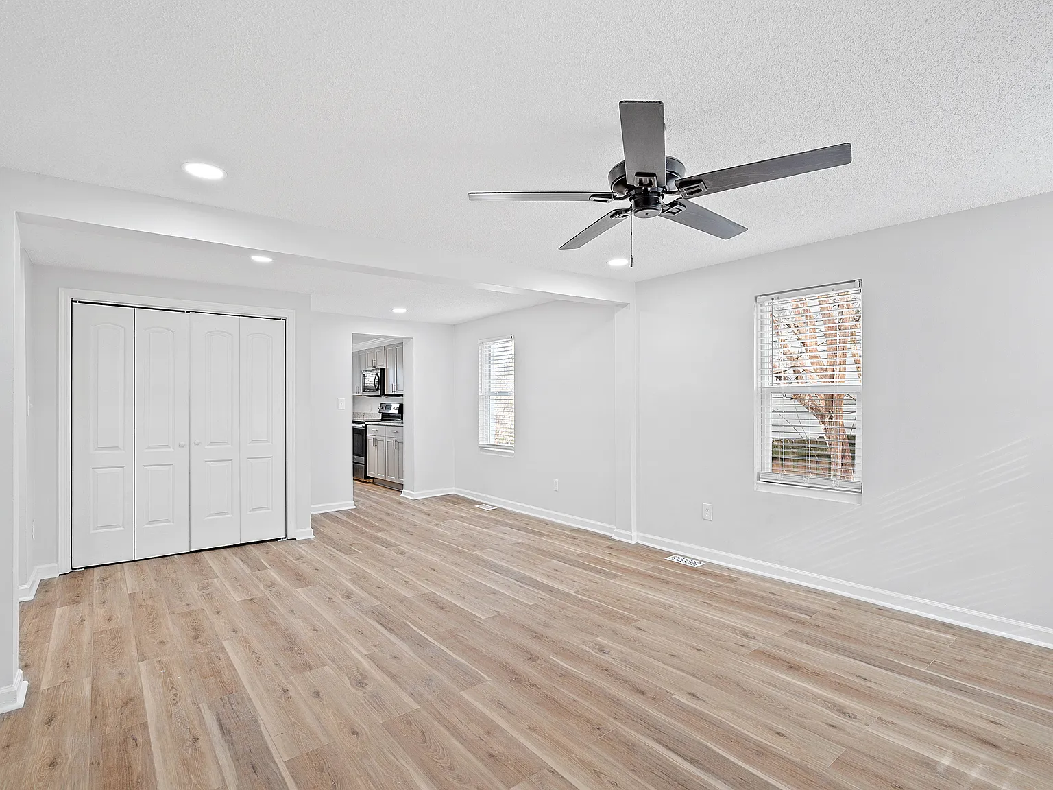 2 bed, 1050 sqft, $1,500 — Photo 4
