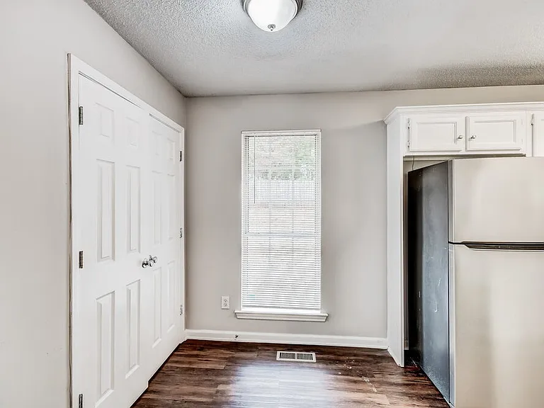 114 Laird Ave — Photo 6