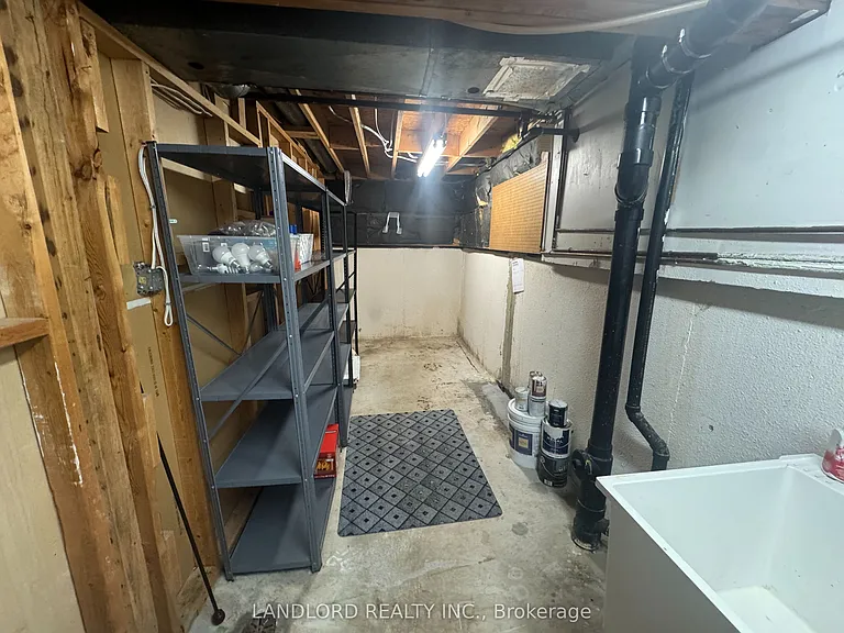 833 Laurier Ave — Photo 44