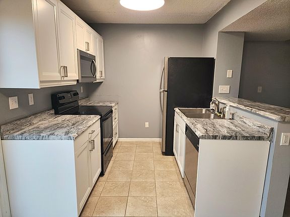 3rd image of 4995 Singleton Dr