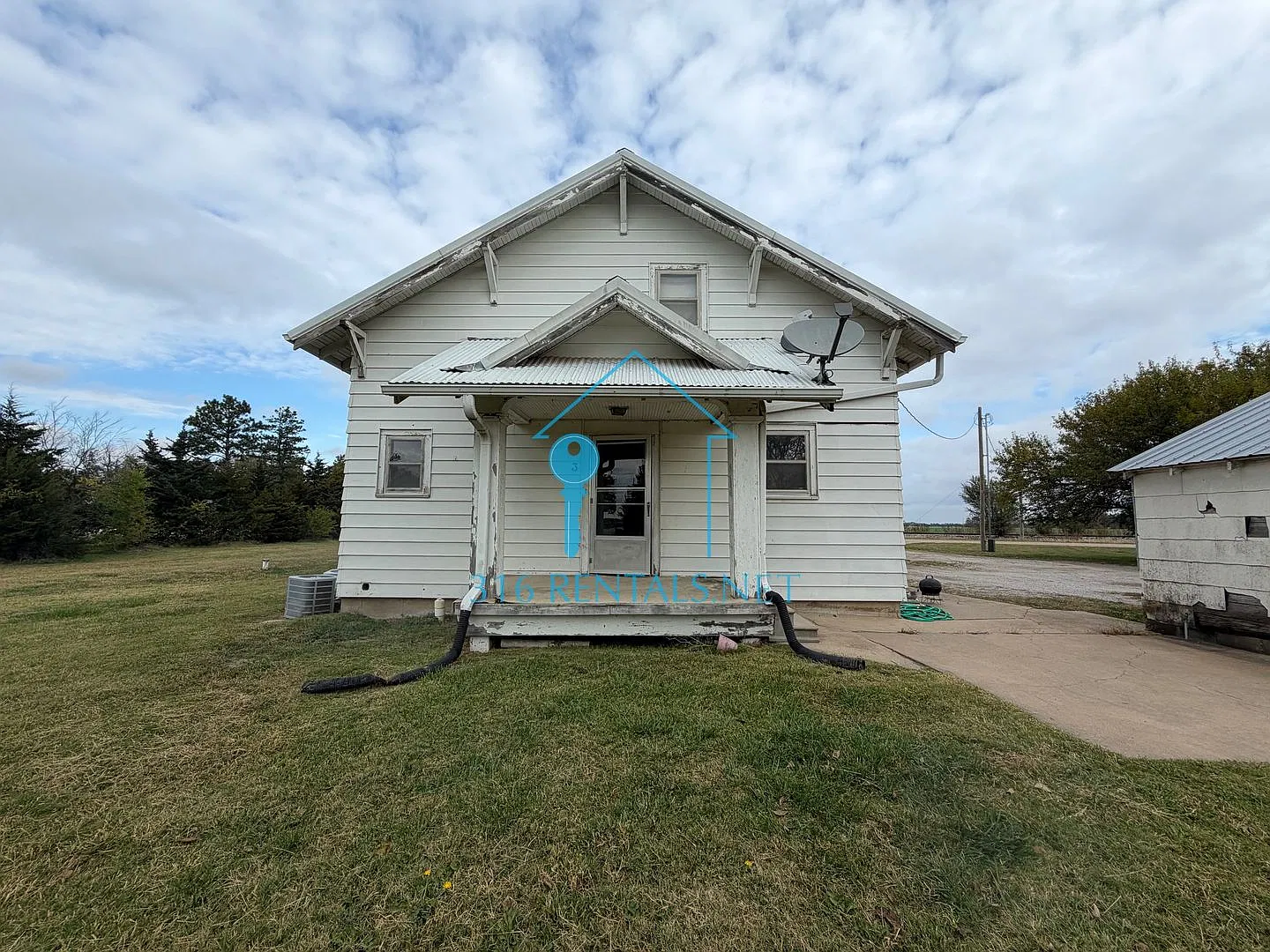 1001 E Hoch — Photo 1