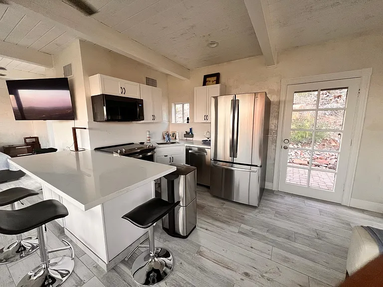6900 N Highlands Dr — Photo 1