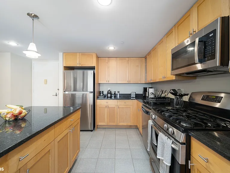 700 Grove St #11R — Photo 2