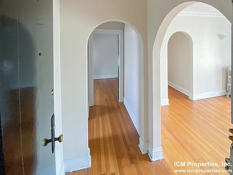 N Hermitage Ave — Photo 4