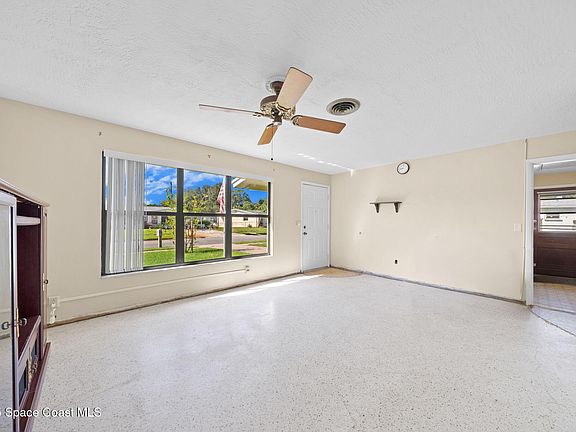 5th image of 992 Barclay Dr