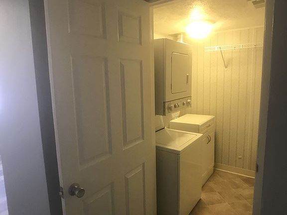 5th image of 241 Glenlake Dr APT C