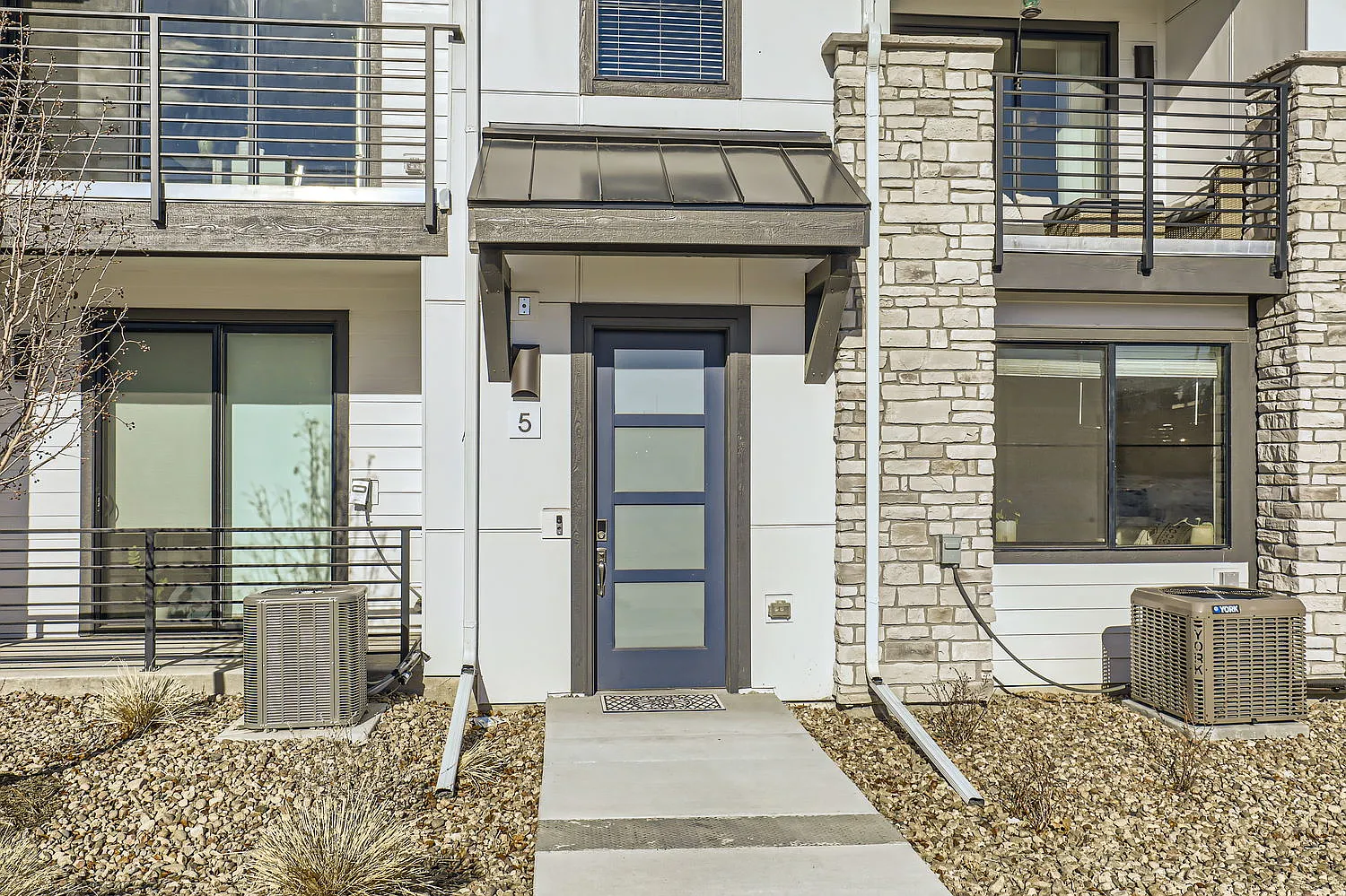 4 bed, 3.5 bath, 2059 sqft, $3,300 — Photo 4
