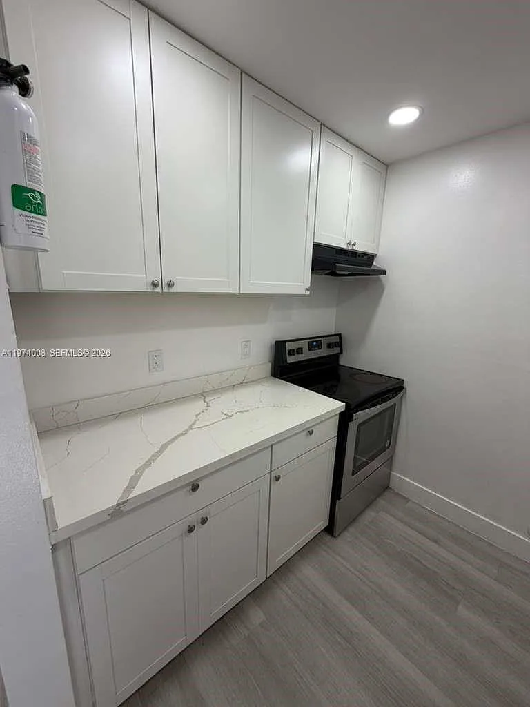 2 bed, 1.0 bath, $2,200 — Photo 2