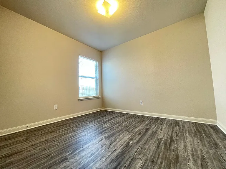 207 Dodge City Trl — Photo 3