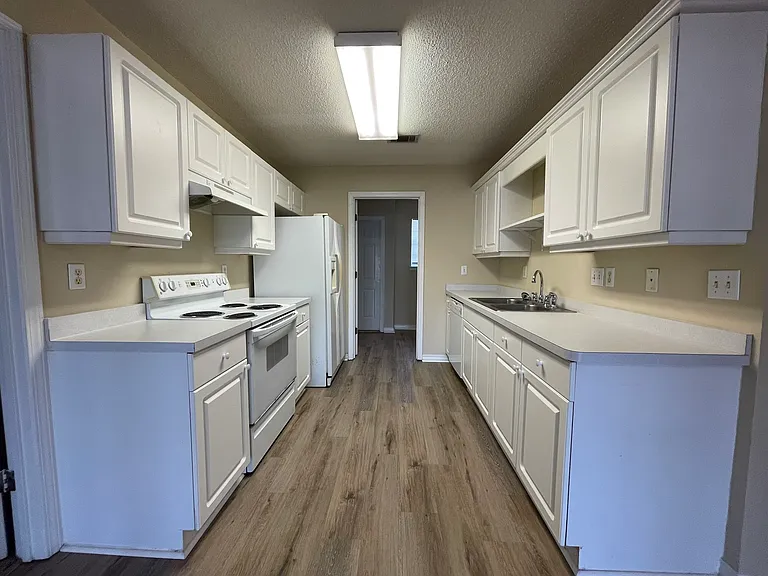 240 Westview Dr — Photo 5