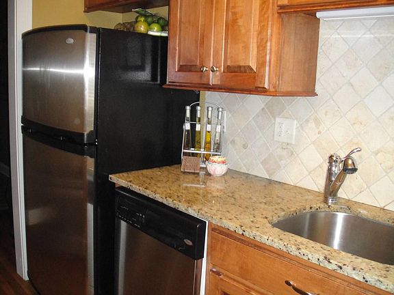 5th image of 4310 Oak St APT 2N