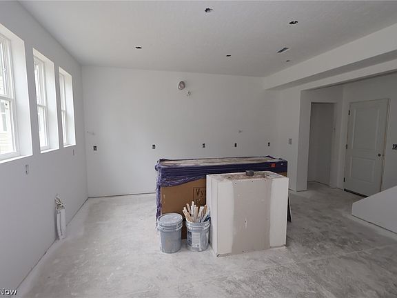 4th image of 288 N Lighthouse Oval