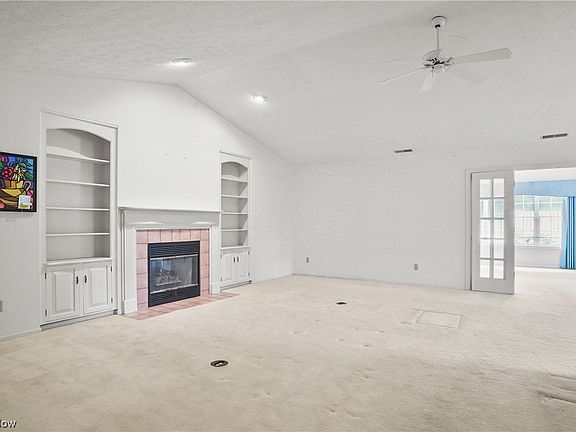 4th image of 837 Lynnhaven Ln #201