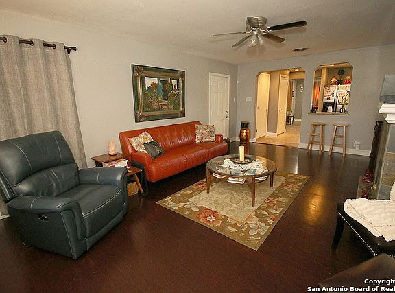 3rd image of 219 Meadowood Ln