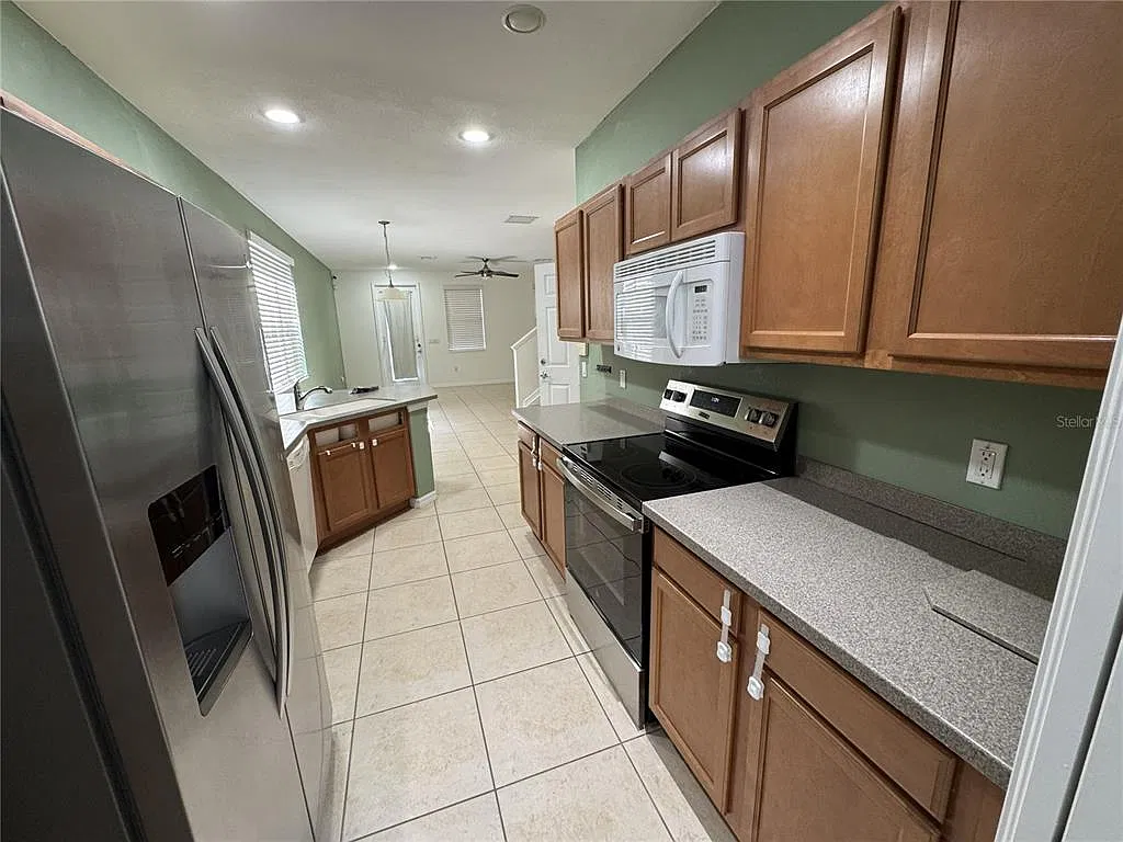 3 bed, 2.5 bath, 1661 sqft, $2,800 — Photo 2