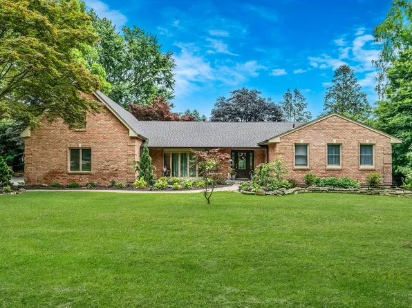 6 Memas Court, Dix Hills, NY 11746
