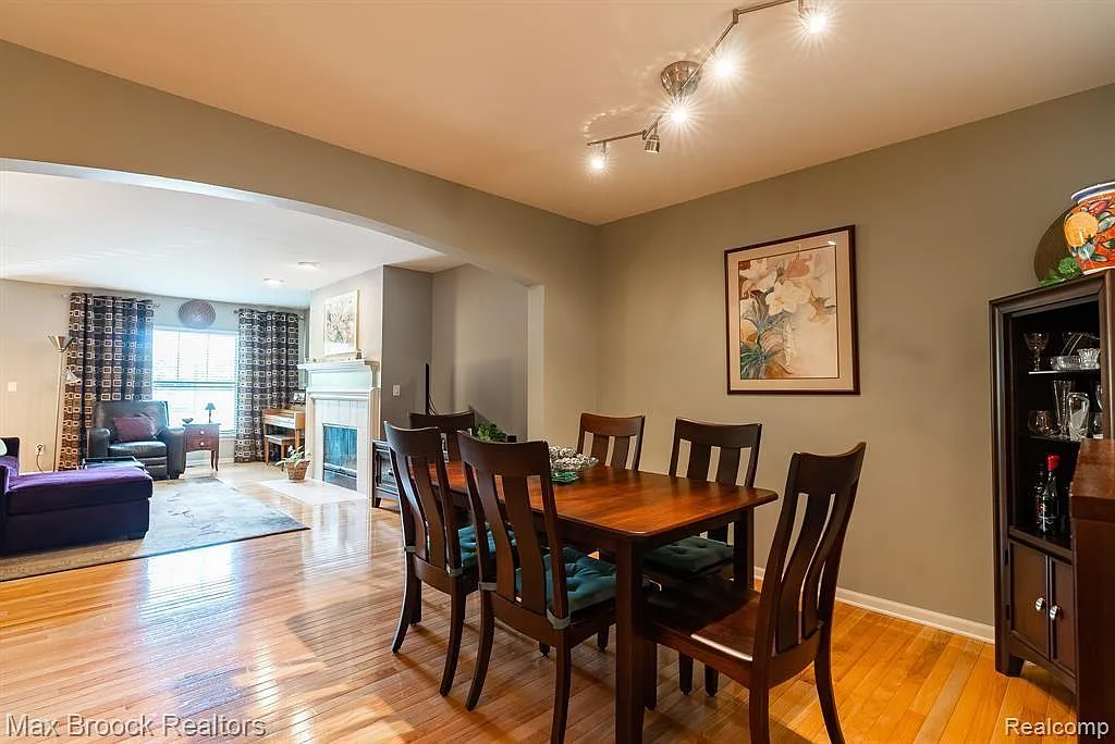 Dining room - 1423 S Main St