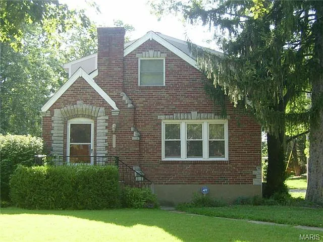 1347 Waldron Ave photo 1