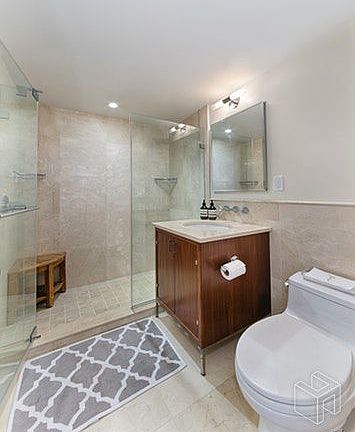5th image of 200 E 66th St APT E1706