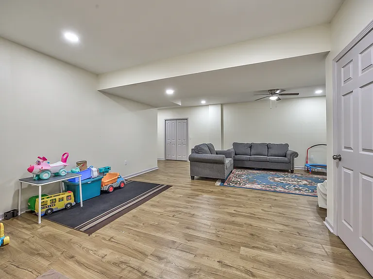 8135 NW 90th Ter — Photo 17