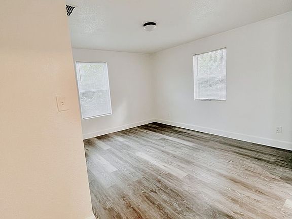 4th image of 1136 W La Salle St