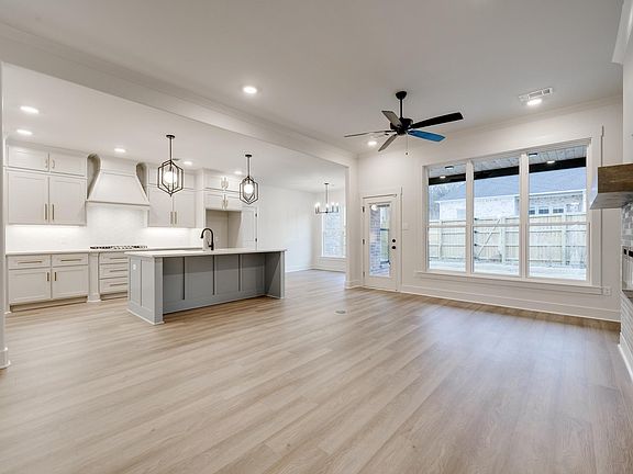 3rd image of 2435 Lilac Dr