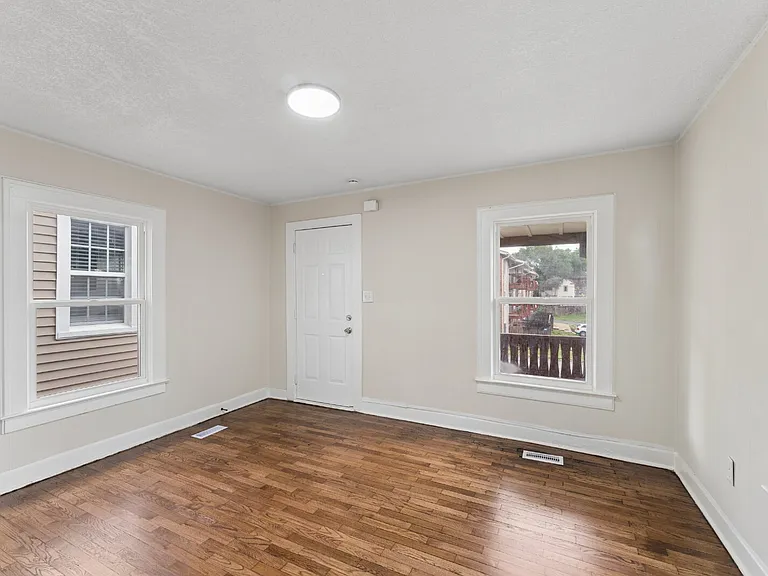 1049 Calvin St — Photo 7