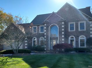 5326 Edgewood Shores Dr, Howell, MI 48843