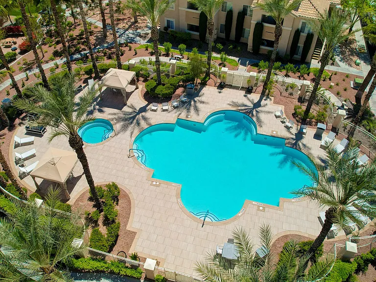 La Villa Estates Apartments — Photo 15