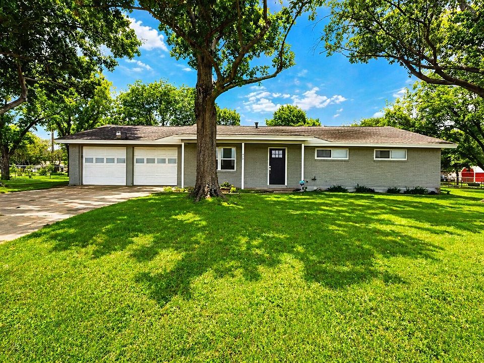 1st image of 504 Pecan St
