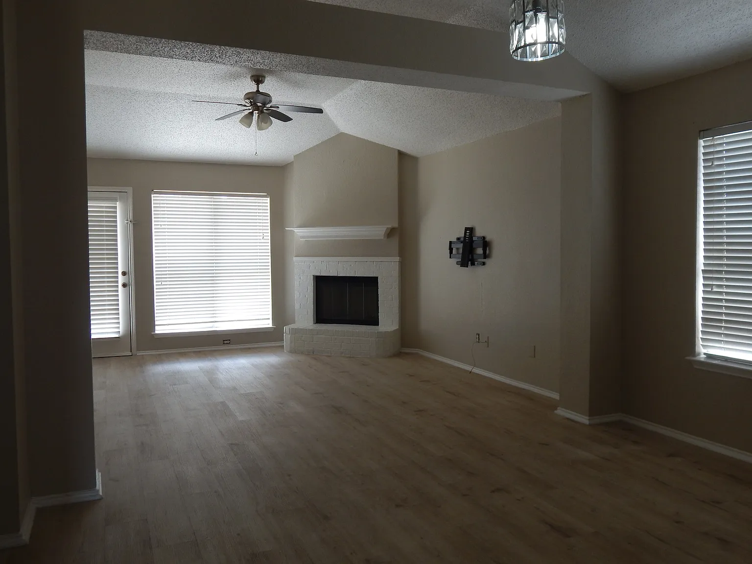 3 bed, 1436 sqft, $2,100 — Photo 3