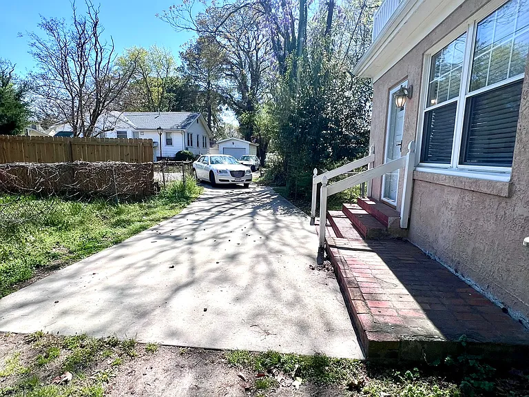 210 Pennsylvania Ave #1 — Photo 31