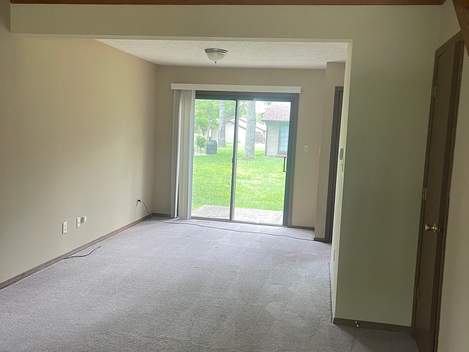 2 bed, 1.5 bath, 1049 sqft, $1,200 — Photo 2