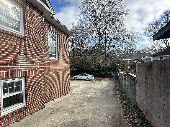 5th image of 610 Hawthorne Ln
