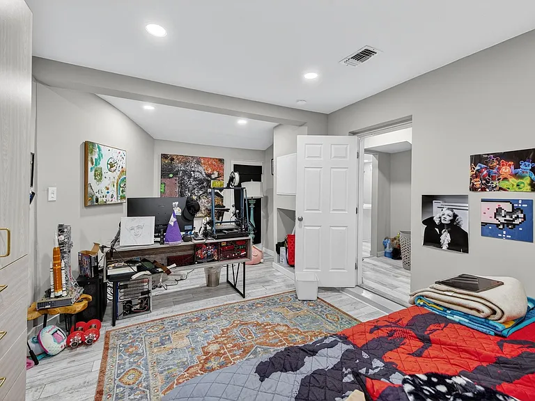 1570 NE 30th Pl — Photo 45