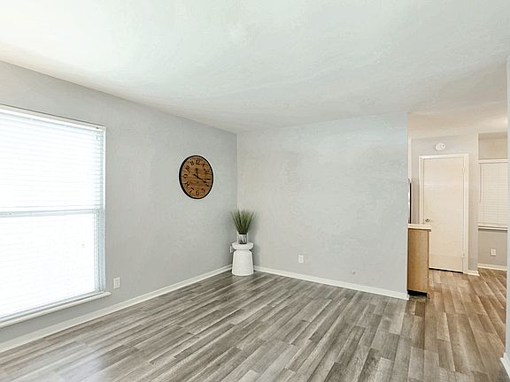 5th image of 904 Garden Villa Ct