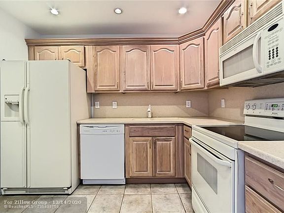 5th image of 6421 Bay Club Dr APT 4