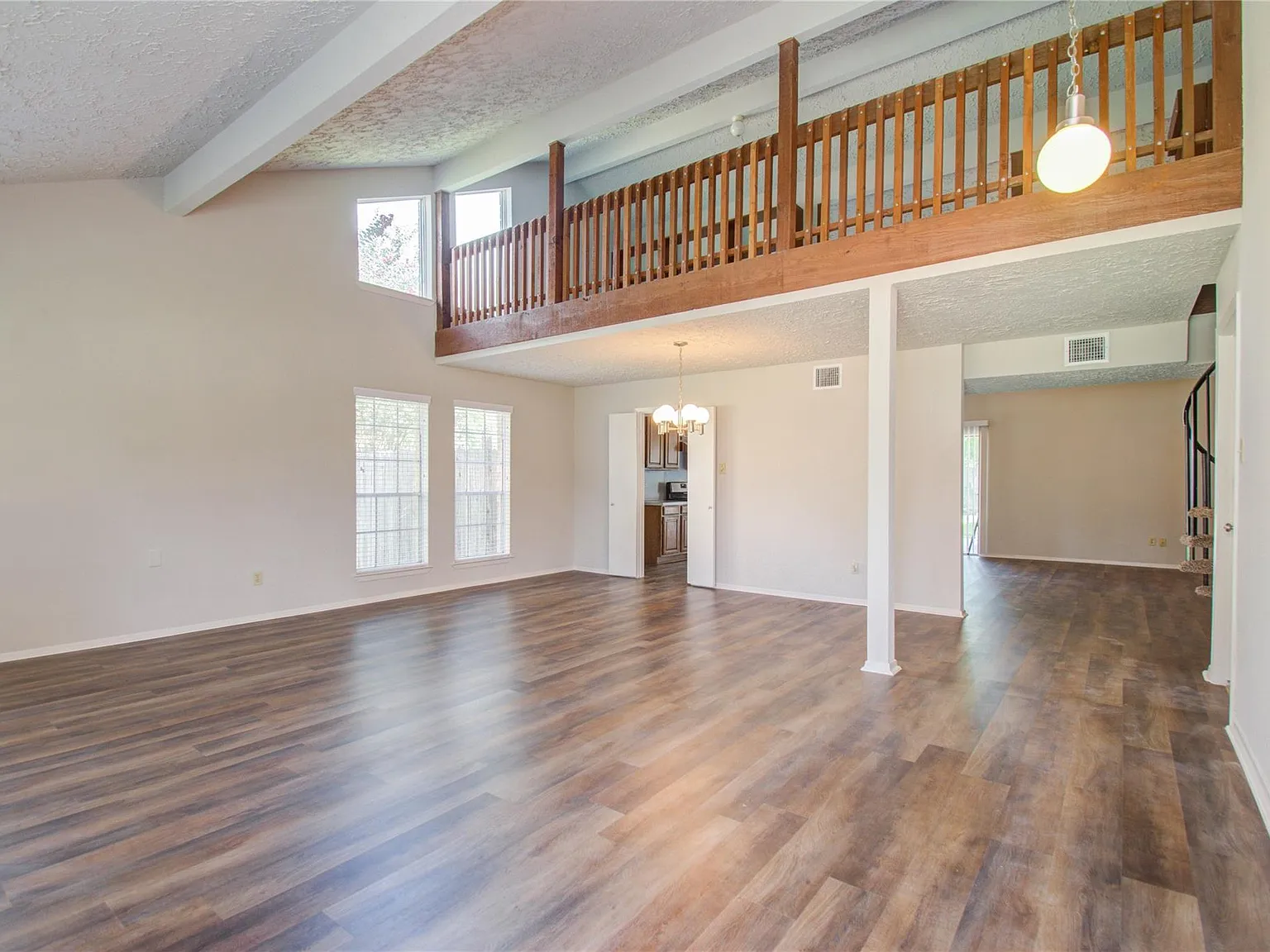 4 bed, 2.0 bath, 2100 sqft, $1,900 — Photo 3