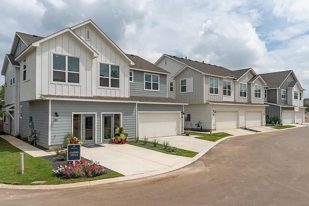 3 bed, 3.5 bath, 1700 sqft, $1,899 — Photo 1