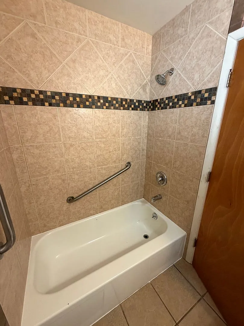 2 Bedroom, 1 Bath Duplex $1095/Month — Photo 3