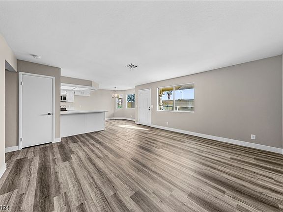 4th image of 304 S Buffalo Dr Unit 102