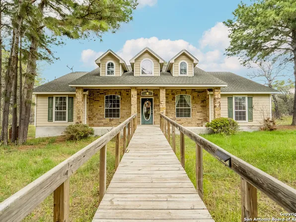 242 lost springs, Floresville, TX 78114